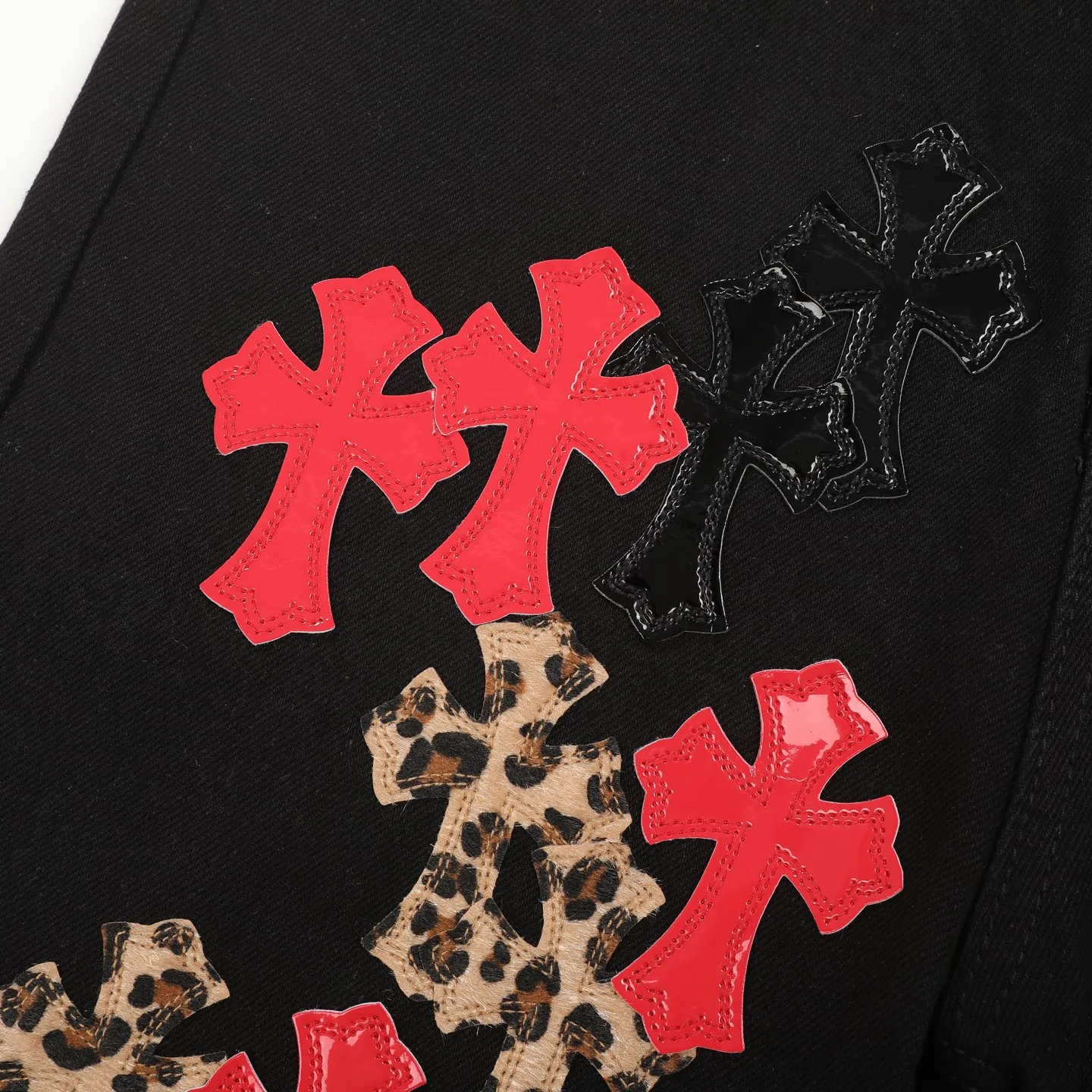 P240 Chrome Hearts 24SS Cross Sanskrit limited style graffiti printed leather jeans. Chrome Hearts limited edition leather washed jeans, Miami limited jeans, the entire cross leather is hand-made_different version, a heavy black blue cow fabric with moderate thickness and texture, antique metal silver label decoration, denim embedded thread manufacturing and production 💙Among Chrome Hearts' many trousers, its color is unique, and people are deeply attracted at a glance. It is made of beaded canvas fabric and has been washed with heavy water. The upper body is very textured, crisp and stylish, and will not collapse at all. The three-dimensional cut of the trousers has a first-class effect in modifying the shape of the legs. It can be easily controlled by any figure, and you can instantly become a street trendy person when you put it on.  🔩Customized hardware, full of texture, every detail is done to the extreme. The thick beaded canvas fabric becomes soft and skin-friendly after washing, and has excellent breathability, making it comfortable to wear all day long. Customized small leather label, unique design, simple yet elegant, exquisite workmanship, neat wiring, every detail demonstrates quality and style.  These pants are gender-neutral and can be worn by both men and women, easily creating a sense of fashion. Pair them with a T-shirt or sweatshirt and you can easily go out and hit the streets. Size: 28/30/32/34/36 Waist: 69/74/79/84/89 Pants length: 102/103/104/105/106
